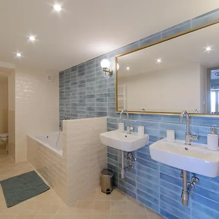 בית הארחה Aura 3*